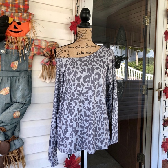 🍃LAST 1💕NWT Gray Leopard Scoop Neck L/S Top💕 - Picture 11 of 15